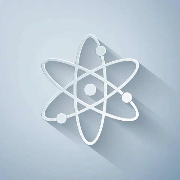 Паперовий виріз значок Atom ізольовано на сірому фоні. Символ науки, освіти, ядерної фізики, наукових досліджень. Електрони та протони. Стиль паперового мистецтва. Векторна ілюстрація — стоковий вектор