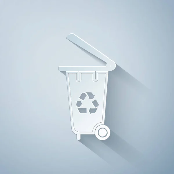 Papel cortado Papelera de reciclaje con icono de símbolo de reciclaje aislado sobre fondo gris. Icono de bote de basura. Cartel de basura. Reciclar icono de cesta. Estilo de arte de papel. Ilustración vectorial — Vector de stock