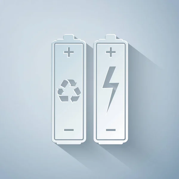 Recorte de papel Batería con símbolo de reciclaje - icono del concepto de energía renovable aislado sobre fondo gris. Estilo de arte de papel. Ilustración vectorial — Archivo Imágenes Vectoriales
