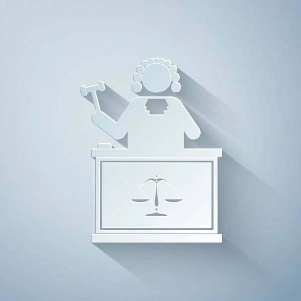 Corte de papel Juez con mazo en el icono de la mesa aislado sobre fondo gris. Estilo de arte de papel. Ilustración vectorial — Archivo Imágenes Vectoriales