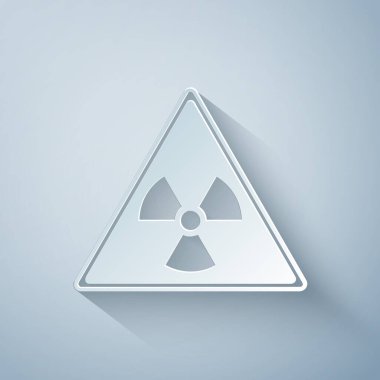 Kağıt kesiği üçgen işareti, gri arkaplanda izole edilmiş radyasyon sembolü simgesi. Kağıt sanatı tarzı. Vektör İllüstrasyonu