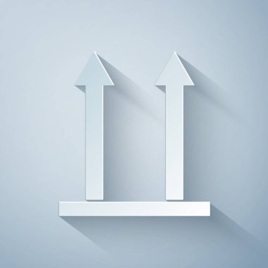 Kağıt kesiği Bu taraf gri arkaplanda izole edilmiş simge. Paketin üst tarafını gösteren iki ok. Bu oklar her zaman yukarıyı göstersin diye kargo tutuldu. Kağıt sanatı tarzı. Vektör İllüstrasyonu