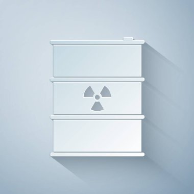 Kağıt, gri arka planda izole edilmiş varil simgesinde radyoaktif atık oluşturuyor. Radyoaktif atık emisyonları, çevre kirliliği, ekolojik felaket tehlikesi. Kağıt sanatı tarzı. Vektör İllüstrasyonu