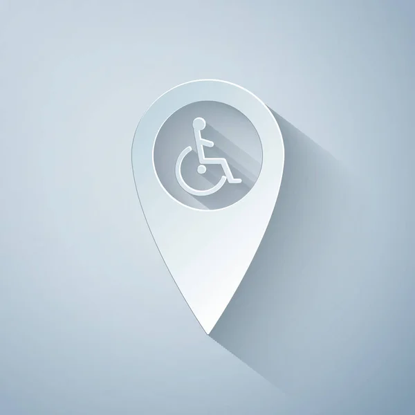 Papier découpé Handicap désactivé dans l'icône du pointeur de carte isolé sur fond gris. Symbole invalide. Panneau handicapés en fauteuil roulant. Style art du papier. Illustration vectorielle — Image vectorielle