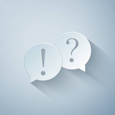 Kağıt kesiği Konuşma baloncukları. Gri arkaplanda Soru ve Ünlem işaretleri simgesi var. Faq işareti. Dosyaları kopyala, sohbet balonu ve grafik web simgeleri. Kağıt sanatı tarzı. Vektör İllüstrasyonu