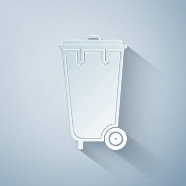 Kağıt kesiği Çöp kutusu simgesi gri arkaplanda izole edildi. Çöp kutusu tabelası. Sepet simgesini geri dönüştür. Ofis çöpü ikonu. Kağıt sanatı tarzı. Vektör İllüstrasyonu