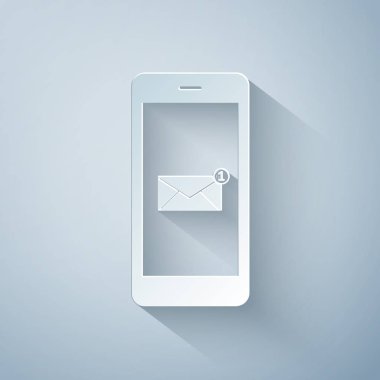 Kağıt Kesiği Mesaj Alma Konsepti. Gri arkaplandaki akıllı telefon ekran simgesinde yeni bir e- posta uyarısı. Telefondaki yeni mesaj. Posta servisi. Kağıt sanatı tarzı. Vektör İllüstrasyonu