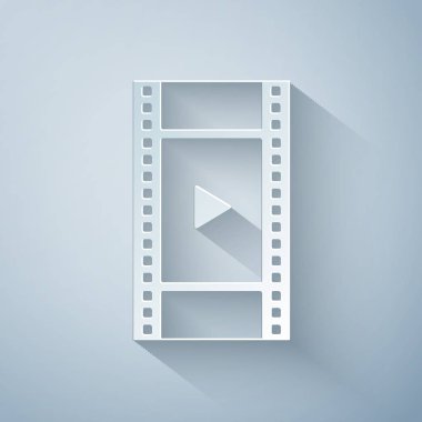 Kağıt kesme Oynatma Video simgesi gri arka planda yalıtılmış. Oyun işareti ile film şeridi. Kağıt sanat tarzı. Vektör İllüstrasyonu