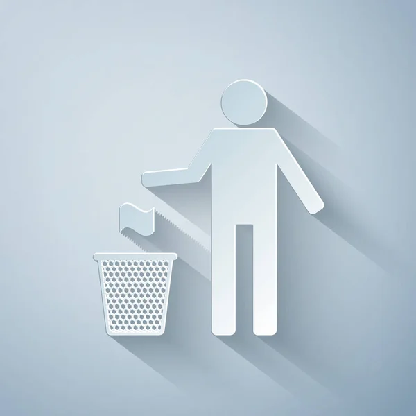 Χάρτινο κόψιμο Άνθρωπος ρίχνει σκουπίδια σε κάδο σκόνης εικονίδιο απομονώνονται σε γκρι φόντο. Το σύμβολο ανακύκλωσης. Τα σκουπίδια μπορούν να υπογράψουν. Στυλ χάρτινης τέχνης. Εικονογράφηση διανύσματος — Διανυσματικό Αρχείο