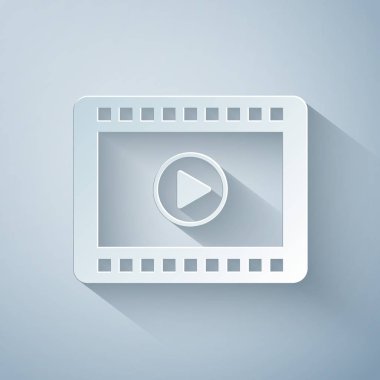 Kağıt kesme Oynatma Video simgesi gri arka planda yalıtılmış. Oyun işareti ile film şeridi. Kağıt sanat tarzı. Vektör İllüstrasyonu