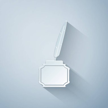 Kağıt kesiği Tüy ve mürekkep ikonu gri arkaplanda izole edilmiş. Kağıt sanatı tarzı. Vektör İllüstrasyonu