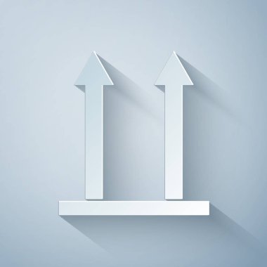 Kağıt kesiği Bu taraf gri arkaplanda izole edilmiş simge. Paketin üst tarafını gösteren iki ok. Bu oklar her zaman yukarıyı göstersin diye kargo tutuldu. Kağıt sanatı tarzı. Vektör İllüstrasyonu