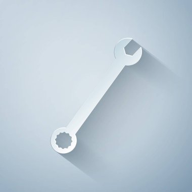 Kağıt kesiği Spanner simgesi gri arkaplanda izole edilmiş. Kağıt sanatı tarzı. Vektör İllüstrasyonu