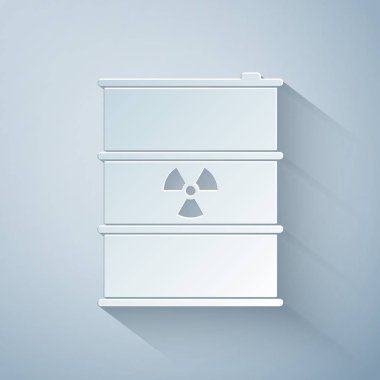 Kağıt, gri arka planda izole edilmiş varil simgesinde radyoaktif atık oluşturuyor. Radyoaktif atık emisyonları, çevre kirliliği, ekolojik felaket tehlikesi. Kağıt sanatı tarzı. Vektör İllüstrasyonu