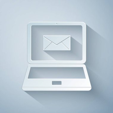 Kağıt gri arka plan üzerinde izole ekran simgesi zarf ve açık e-posta ile Laptop kesti. E-posta pazarlama, internet reklam kavramları. Kağıt sanat tarzı. Vektör İllüstrasyonu
