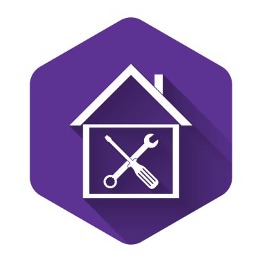 Beyaz Saray veya evde tornavida ve ingiliz anahtarı ikonu olan uzun gölgeli bir ev. Ayarlama, servis, ayar, bakım, onarım, onarım. Mor altıgen düğmesi. Vektör İllüstrasyonu