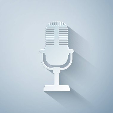 Kağıt kesiği mikrofon simgesi gri arkaplanda izole edildi. Radyodaki mikrofondan. Sözcü işareti. Kağıt sanatı tarzı. Vektör İllüstrasyonu
