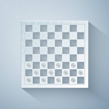 Gri arkaplanda kağıt kesme oyunu dama simgesi izole edildi. Antik entelektüel masa oyunu. Satranç tahtası. Beyaz ve siyah cipsler. Kağıt sanatı tarzı. Vektör İllüstrasyonu