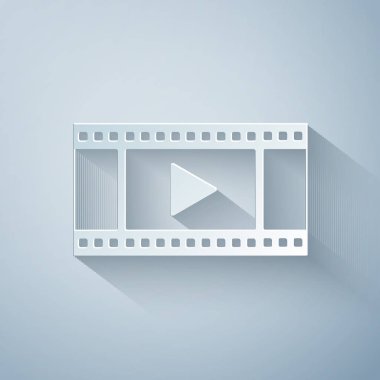 Kağıt kesme Oynatma Video simgesi gri arka planda yalıtılmış. Oyun işareti ile film şeridi. Kağıt sanat tarzı. Vektör İllüstrasyonu