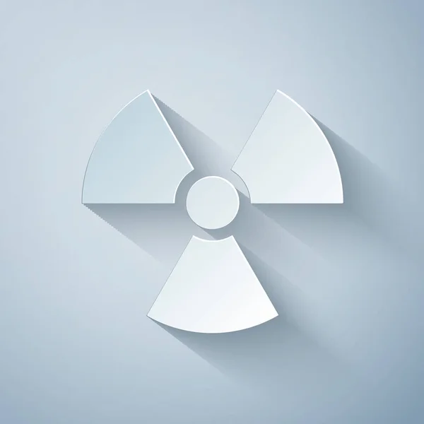 Papier découpé Icône radioactive isolée sur fond gris. Symbole toxique radioactif. Radiation Signal de danger. Style art du papier. Illustration vectorielle — Image vectorielle