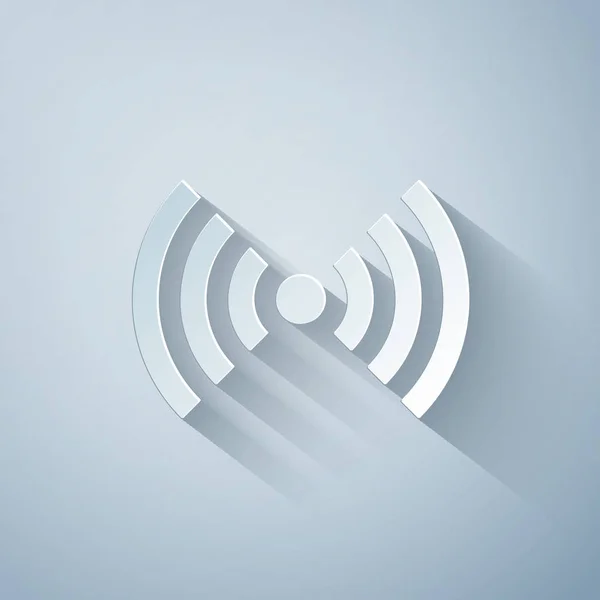 Papier gesneden Wi-Fi draadloos internet netwerk symbool pictogram geïsoleerd op grijze achtergrond. Papierkunst stijl. Vector Illustratie — Stockvector
