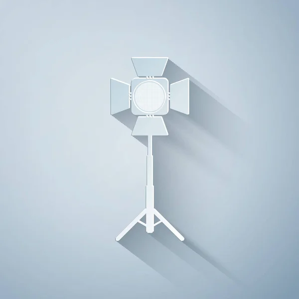 Pappersklipp Film spotlight ikon isolerad på grå bakgrund. Ljuseffekt. Scen, studio, show. Papperskonst. Vektor Illustration — Stock vektor
