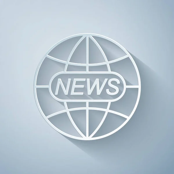 Paper cut World och globala nyheter koncept ikon isolerad på grå bakgrund. Världens glob symbol. Nyhetsteckenikonen. Journalistikens tema, direktnyheter. Papperskonst. Vektor Illustration — Stock vektor