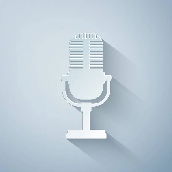 Papier découpé icône Microphone isolé sur fond gris. Sur micro micro radio. Signal haut-parleur. Style art du papier. Illustration vectorielle — Image vectorielle