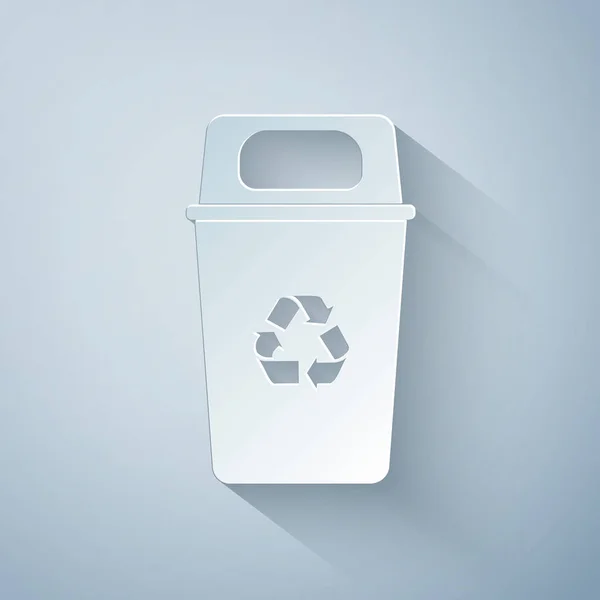 Papel cortado Papelera de reciclaje con icono de símbolo de reciclaje aislado sobre fondo gris. Icono de bote de basura. Cartel de basura. Reciclar signo de cesta. Estilo de arte de papel. Ilustración vectorial — Vector de stock