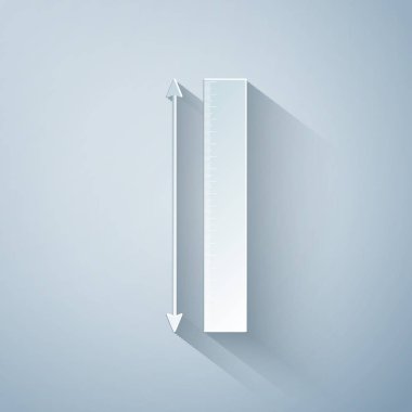 Kağıt, gri arka planda yalıtılmış ölçüm yüksekliği ve uzunluk simgesini keser. Cetvel, düz kenar, ölçek sembolü. Kağıt sanat tarzı. Vektör İllüstrasyonu