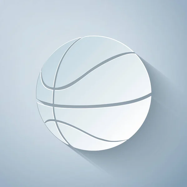 Иконка баскетбольного мяча вырезана бумагой на сером фоне. Спортивный символ. Бумажный стиль. Векторная миграция — стоковый вектор