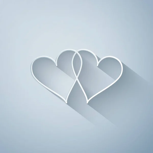 Řez papíru Dvě propojená srdce ikona izolované na šedém pozadí. Srdce dvě znamení lásky. Romantický symbol spojený, spojený, vášeň a svatba. Symbol Valentýna. Papírový styl. Vektorová ilustrace — Stockový vektor