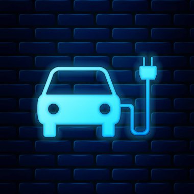 Parlak neon elektrikli araba ve elektrik kablosu şarj ikonu tuğla duvar arka planında izole edilmiş. Elektrikli araba şarj tabelası. Yenilenebilir ekolojik teknolojiler. Vektör İllüstrasyonu