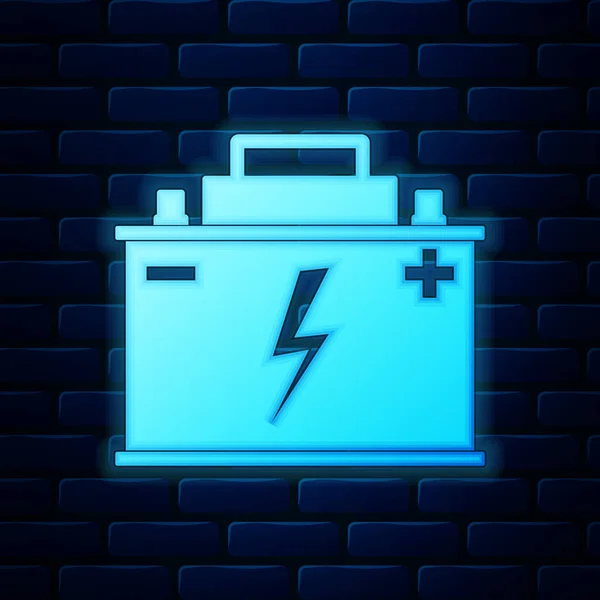 Gloeiende neon auto accupictogram geïsoleerd op bakstenen muur achtergrond. Accu batterij energie macht en elektriciteit accumulatorbatterij. Lightning bolt symbool. Vectorillustratie — Stockvector