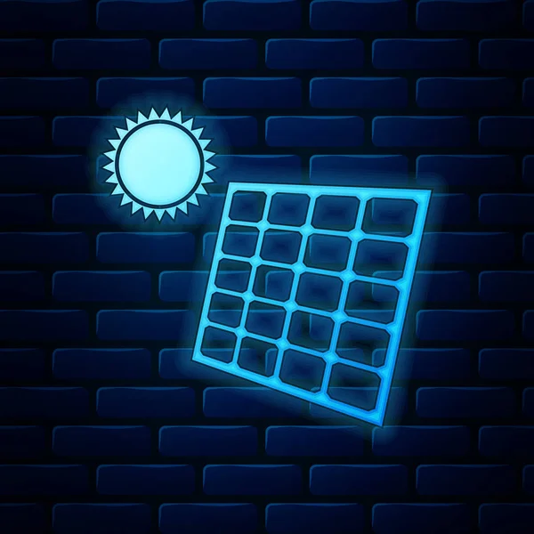 Brillante neón Panel de energía solar y el icono del sol aislado en el fondo de la pared de ladrillo. Ilustración vectorial — Vector de stock