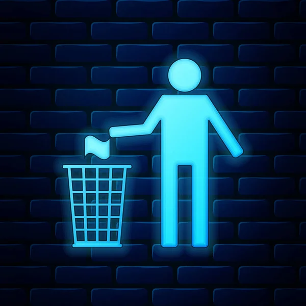 Светящийся неоновый человек бросает мусор в иконку мусорного бака, изолированную на фоне кирпичной стены. Символ вторичной переработки. Векторная миграция — стоковый вектор