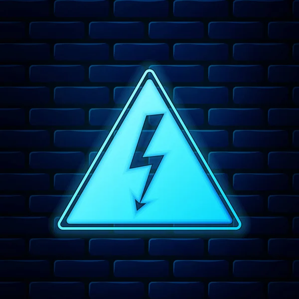 Gloeiende neon High voltage teken pictogram geïsoleerd op baksteen muur achtergrond. Gevarensymbool. Pijl in driehoek. Waarschuwing icoon. Vector Illustratie — Stockvector