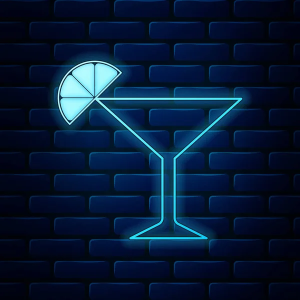 Świecący neon Martini szklana ikona izolowana na tle cegły ściany. Koktajl z symbolem limonki. Ilustracja wektora — Wektor stockowy