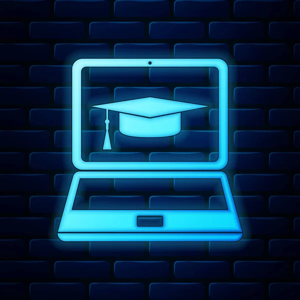 Brillante neón Tapa de graduación y el icono del ordenador portátil aislado en el fondo de la pared de ladrillo. Icono de concepto de aprendizaje en línea o e-learning. Ilustración vectorial — Vector de stock