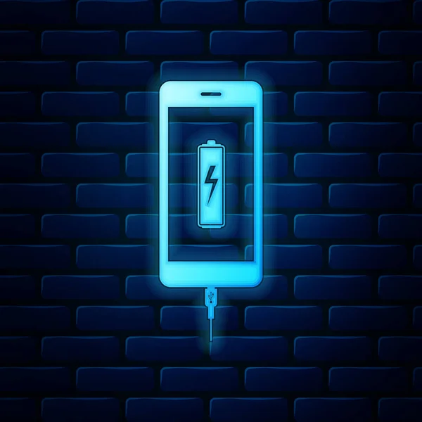 Icona luminosa al neon Smartphone carica batteria isolato su sfondo muro di mattoni. Telefono con carica batteria scarica e con connessione USB. Illustrazione vettoriale — Vettoriale Stock