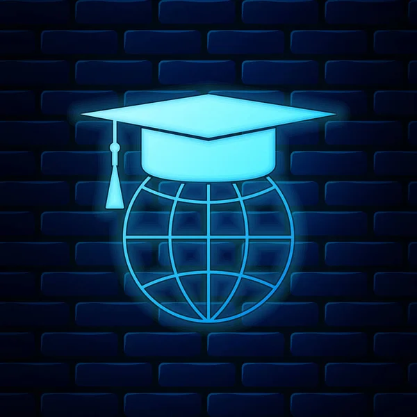 Świecący neon Czapka graduacji na ikonie kuli ziemskiej izolowana na tle ceglanej ściany. Symbol edukacji światowej. Koncepcja uczenia się online lub e-learningu. Ilustracja wektora — Wektor stockowy