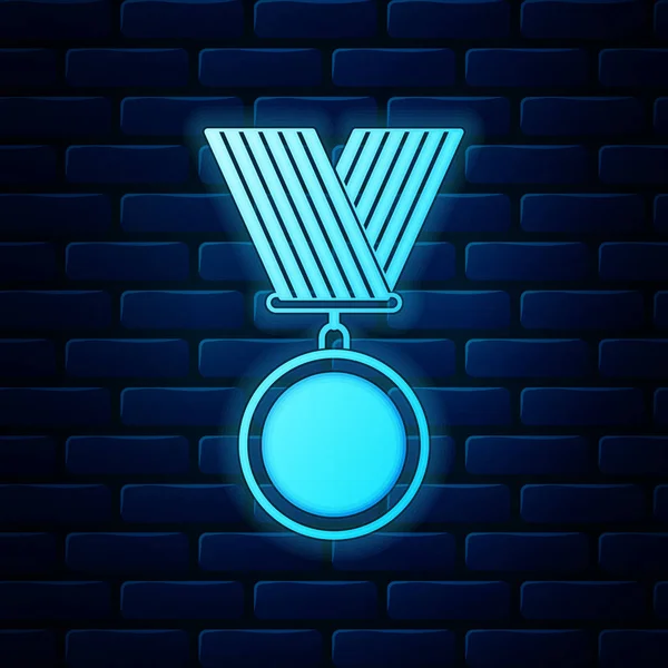 Glödande neon medalj ikonen isolerade på tegel vägg bakgrund. Vinnare-symbol. Vektorillustration — Stock vektor
