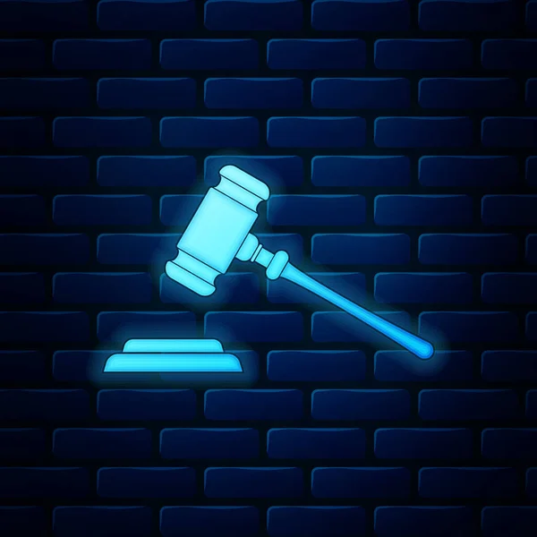 Brilhante neon juiz martelo ícone isolado no fundo da parede de tijolo. Gavel para adjudicação de sentenças e projetos de lei, tribunal, justiça, com um stand. Símbolo de martelo de leilão. Ilustração vetorial — Vetor de Stock