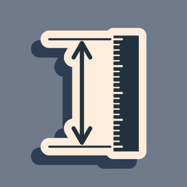 Gri arkaplanda izole edilmiş boy ve uzunluk simgesi. Cetvel, düzlük, ölçek sembolü. Geometrik aletler. Uzun gölge tarzı. Vektör İllüstrasyonu