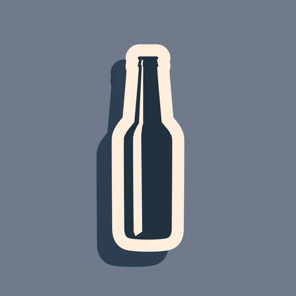 Ikone der schwarzen Bierflasche isoliert auf grauem Hintergrund. Langer Schatten. Vektorillustration — Stockvektor