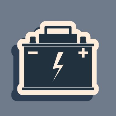 Siyah araba akü ikonu gri arkaplanda izole edildi. Akümülatör bataryası enerji ve elektrik akümülatörü bataryası. Şimşek sembolü. Uzun gölge tarzı. Vektör İllüstrasyonu