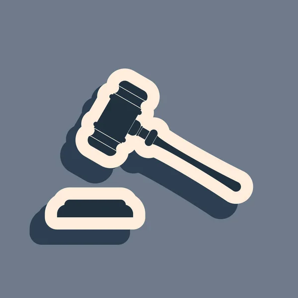 Schwarze Richtergabel-Ikone isoliert auf grauem Hintergrund. Gavel für das Urteil von Urteilen und Gesetzesentwürfen, Gericht, Justiz, mit Standpunkt. Auktionshammer-Symbol. Langer Schatten. Vektorillustration — Stockvektor