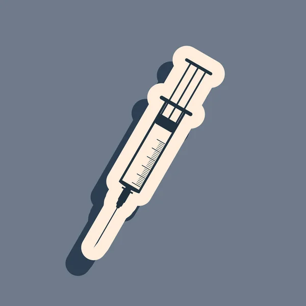 Ícone de seringa preto isolado em fundo cinza. Sinal de seringa para vacina, vacinação, injeção, injeção de gripe. Equipamento médico. Estilo de sombra longo. Ilustração vetorial —  Vetores de Stock