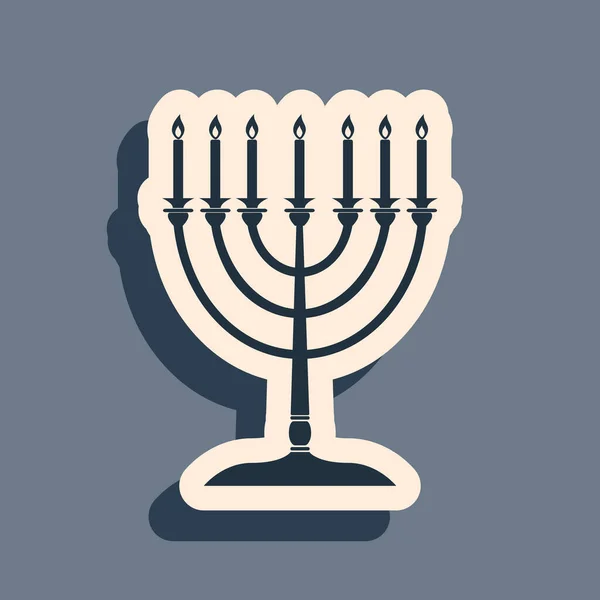 Icono de Hanukkah menorah negro aislado sobre fondo gris. Icono de la religión. Hanukkah símbolo tradicional. Religión navideña, festival judío de las Luces. Estilo de sombra larga. Ilustración vectorial — Vector de stock