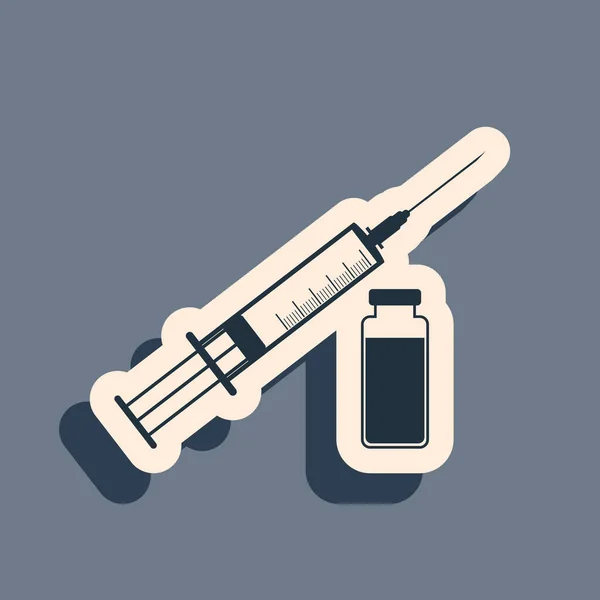 Jeringa médica negra con aguja e icono de vial o ampolla aislado sobre fondo gris. Vacunación, inyección, vacuna, concepto de insulina. Estilo de sombra larga. Ilustración vectorial — Vector de stock